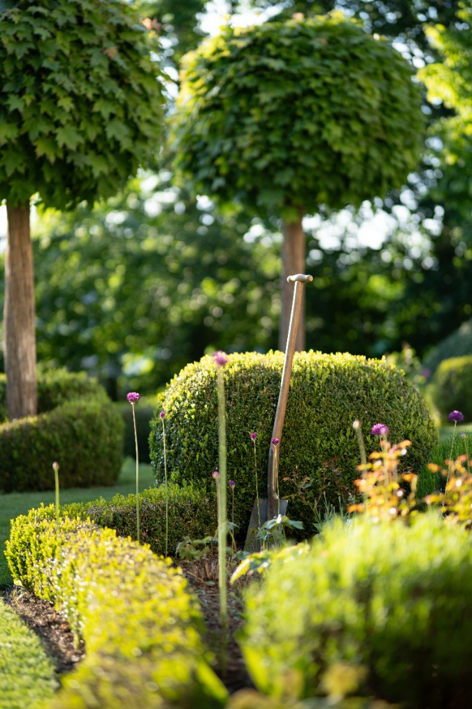 Gepflegter Garten mit Spaten – sichtbare Handarbeit im GaLaBau